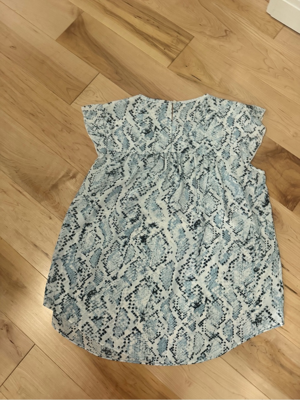 Zac & Rachel Light Blue Snake Print Flutter Sleeve Blouse
